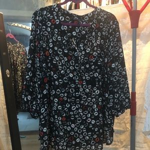 2x blouse with kisses or lips red black white